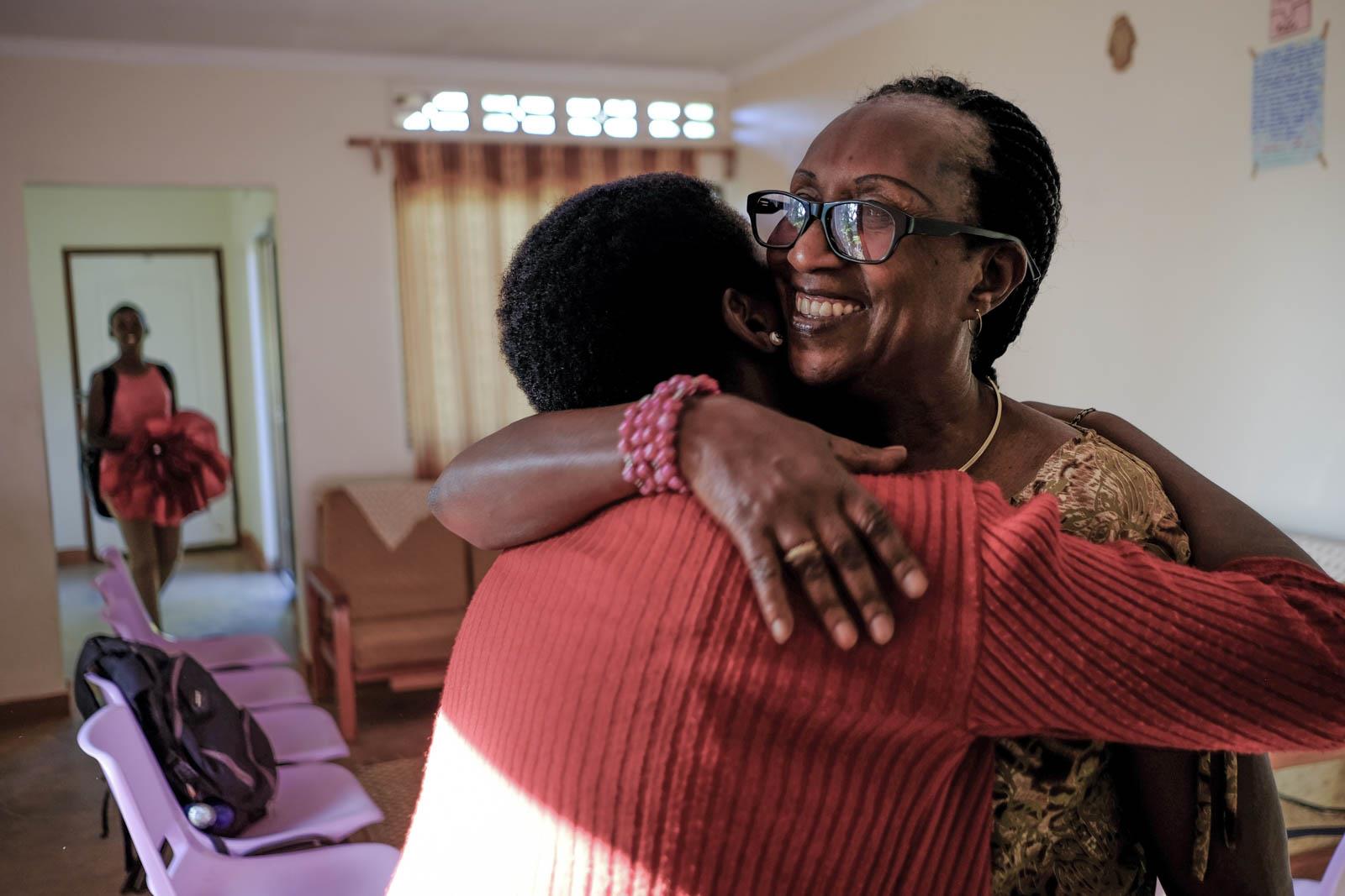 Người mẹ lau khô những giọt nước mắt bất hạnh